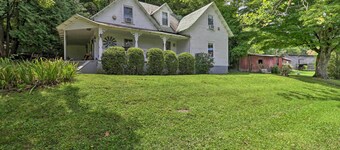 'lil Red Hen' Cottage in the Boone Area w/ Hot Tub