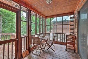 Interior - Purlear Luxury, Spacious Log Cabin w/ Mtn Views! (Purlear)