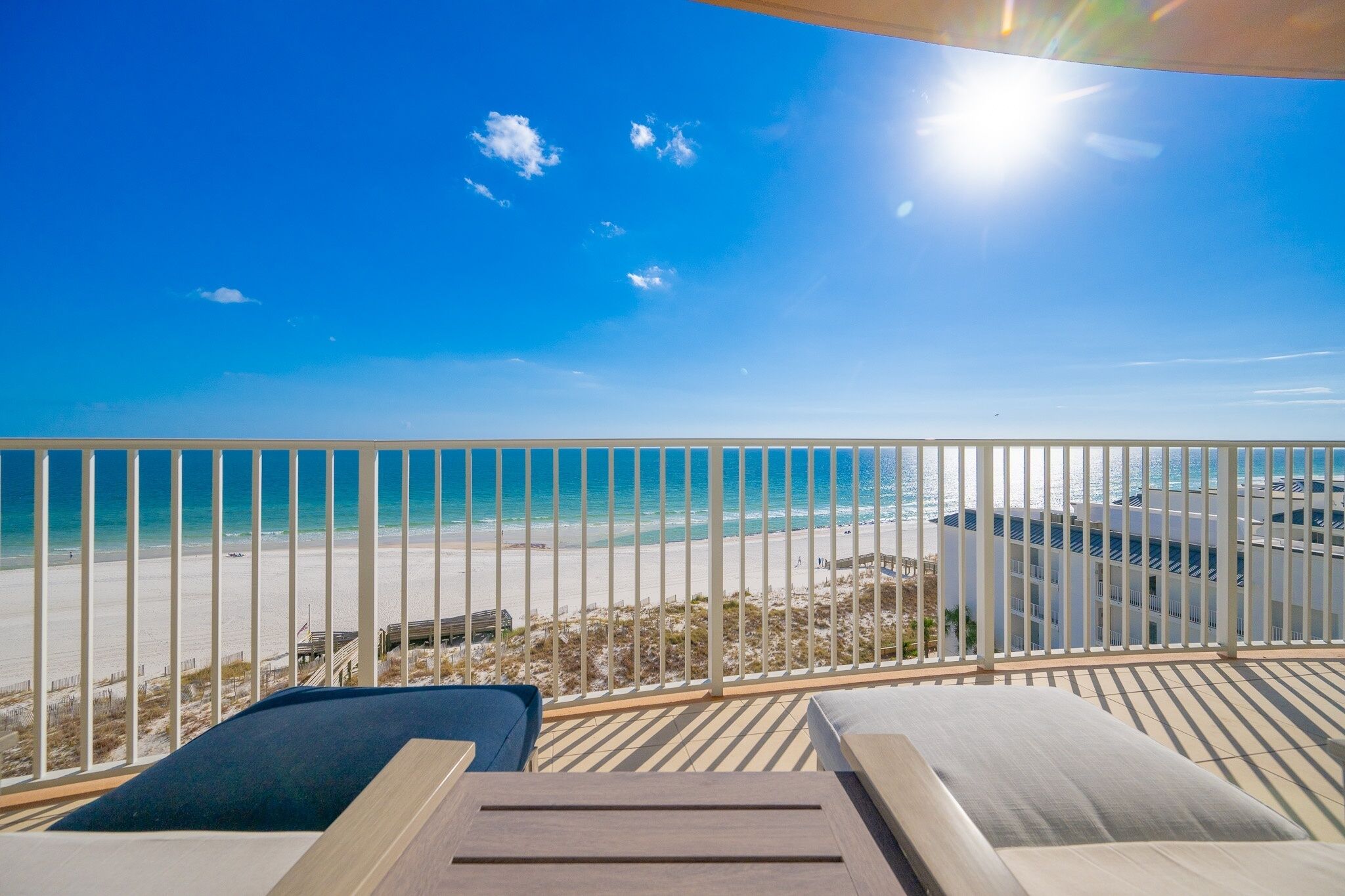 Ein Balkon mit Blick auf Strand und Meer.
