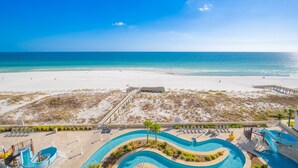 Un complejo turístico en la playa con piscina, acceso directo a la orilla y vistas despejadas al océano.