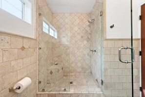 Douche, sèche-cheveux, serviettes fournies, savon
