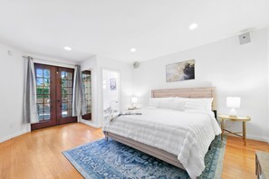 5 bedrooms, desk, iron/ironing board, travel cot - Spanish Oasis Villa with detached Full Guest House (Los Angeles)