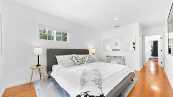 5 bedrooms, desk, iron/ironing board, travel crib