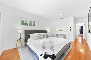 5 Schlafzimmer, Schreibtisch, Bügeleisen/Bügelbrett, Reisekinderbett