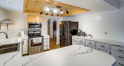 'northern Bliss' Modern Mtn-view Home in Fairbanks