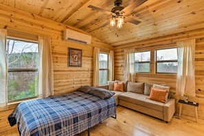 Interior - Cozy Mtn Cabin: Spacious Deck & Forest Views! (Murphy)