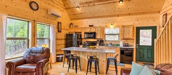 Cozy Mtn Cabin: Spacious Deck & Forest Views!