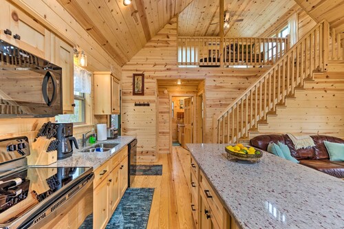Cozy Mtn Cabin: Spacious Deck & Forest Views!