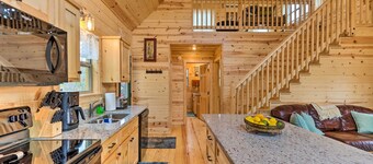 Cozy Mtn Cabin: Spacious Deck & Forest Views!