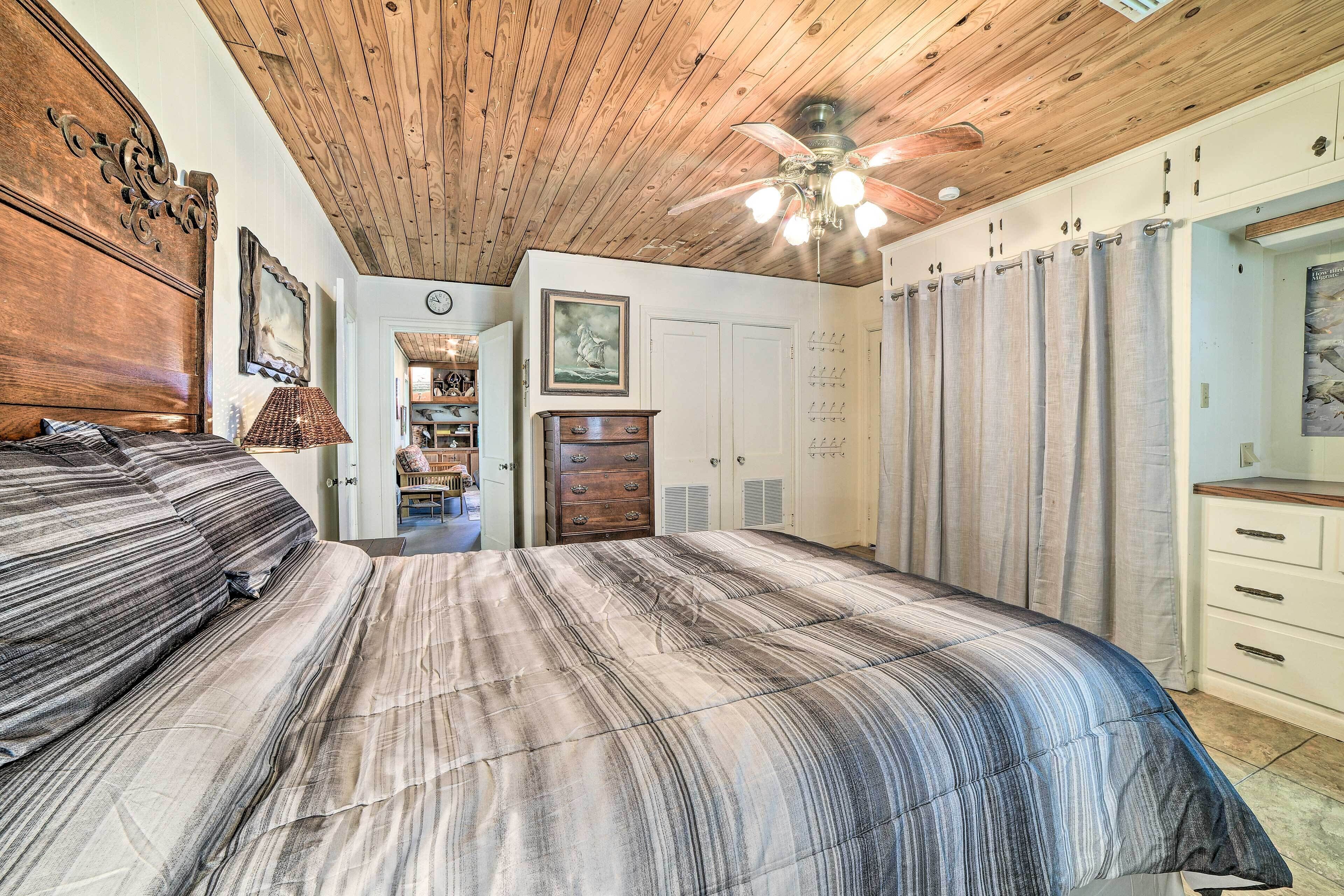 2 bedrooms, laptop workspace, iron/ironing board, bed sheets