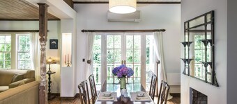 Winter Rose - Gorgeous historic house within 3 acres of gardens which exudes the comfort and peace of yesteryear.