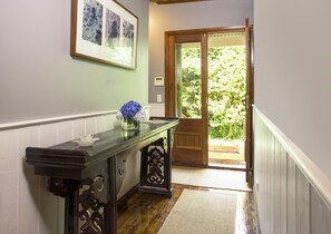 Interior - Winter Rose - Gorgeous historic house, gardens, comfort and peace  (Olinda)