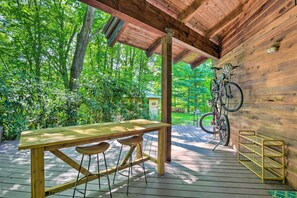 Outdoor dining - Tree-lined Robbinsville Studio, Near Trails! (Robbinsville)