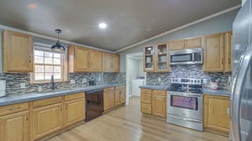 House (4 Bedrooms) | Interior