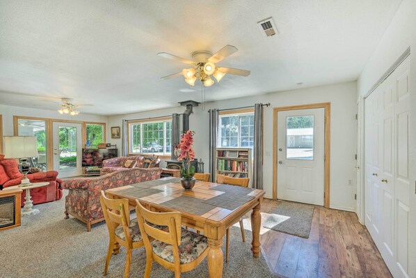 House (3 Bedrooms) | Interior - Caldwell Country Home on Quiet Acreage (Caldwell)