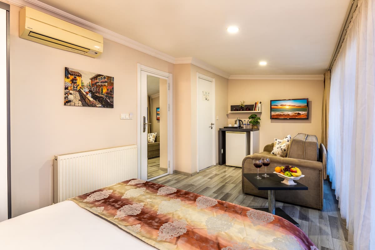 1 bedroom, premium bedding, minibar, in-room safe