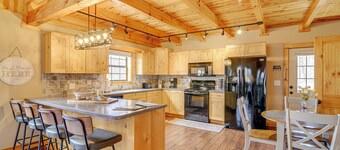 Modern Cabin w/ Grill Near Golf & Bass Fishing!