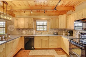House (3 Bedrooms) | Interior