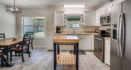 Granbury Cottage, Steps to Lake & Dock!
