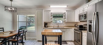 Granbury Cottage, Steps to Lake & Dock!