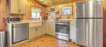 กระท่อมนักเที่ยวที่ Rustic บน Rangeley Lake!