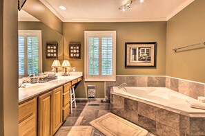 Interior - Screened Porch + 3 Decks: Beech Mountain Cabin (Banner Elk)