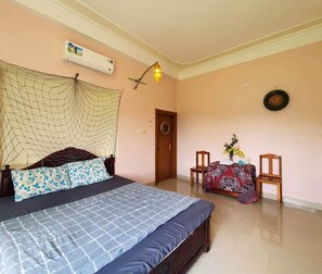 Escritorio, sistema de insonorización y wifi gratis 