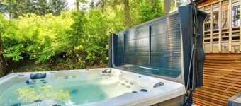 Dreamy Wooded Cabin With Private Beach & Kayaks!