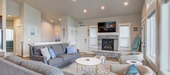 Lake-view Escape w/ Private Beach Resort Access!