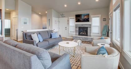 Lake-view Escape w/ Private Beach Resort Access!