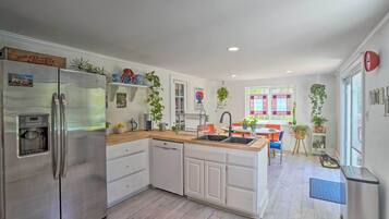 House (2 Bedrooms) | Private kitchen | Microwave, dishwasher, coffee/tea maker, coffee grinder