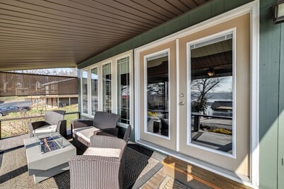 Charming Ohio River Home With Water Views & Porch!