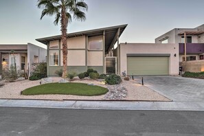 House (2 Bedrooms) | Interior - Mtn & Golf Course Views: Palm Springs Home (Palm Springs)