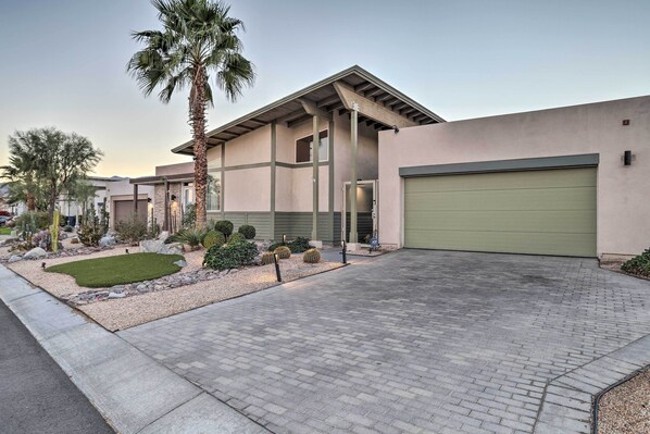 House (2 Bedrooms) | Interior - Mtn & Golf Course Views: Palm Springs Home (Palm Springs)