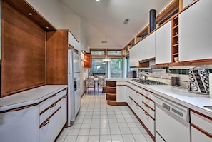Casa (3 Bedrooms) | Cozinha privada | Micro-ondas, fogão, cooktop, lava-louças