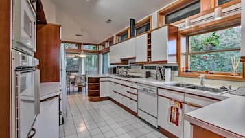 Casa (3 Bedrooms) | Cocina privada | Microondas, horno, parrilla de estufa y lavavajillas