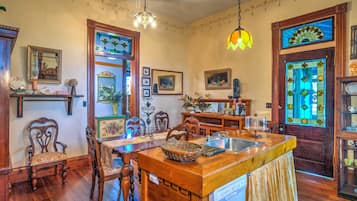 House (5 Bedrooms) | Interior