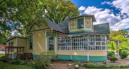 Russellville House w/ Garden - Walk to Main Street