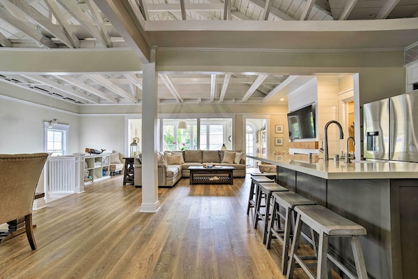 Apartment (3 Bedrooms) | Interior - Charming Renovated Avalon Townhome, Walk to Beach! (Avalon)