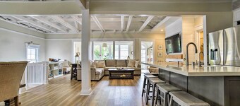 Charming Renovated Avalon Townhome, Walk to Beach!