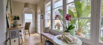 Charming Renovated Avalon Townhome, Walk to Beach!