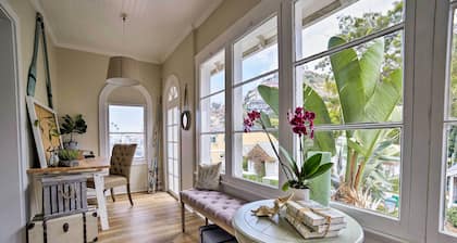 Charming Renovated Avalon Townhome, Walk to Beach!