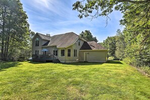 A two-story house with a large front yard and a covered porch. - Scotron Home W/game Room - 5 Miles to Skiing! (Scotrun)
