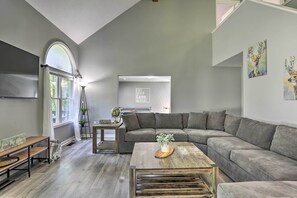 Televisio, takka, pöytätennispöytä