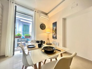 Dining - Pozzuoli Centrum - Private apartment in the historic center of Pozzuoli (Pozzuoli)