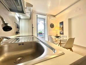 Kühlschrank, Ofen, Herdplatte, Wasserkocher