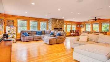 House (5 Bedrooms) | Interior