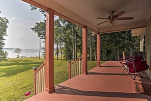 A covered porch with a view of a lake and trees. - Relaxing Texas Getaway, 1 Mile to Boat Ramp! (Jefferson)