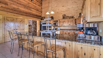 House (5 Bedrooms) | Interior