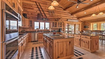 House (5 Bedrooms) | Interior